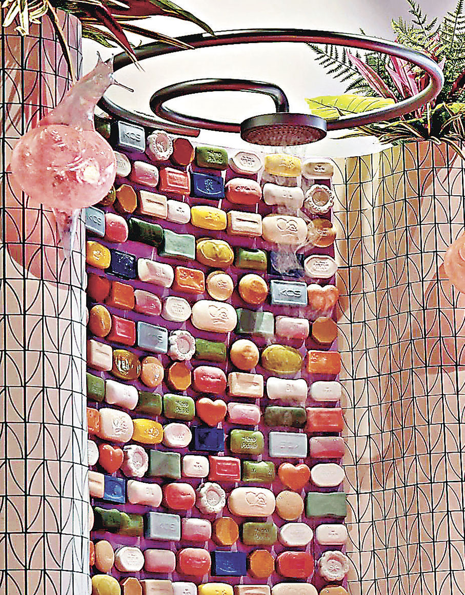 ■陳惠立的裝置作品《七彩肥皂》。