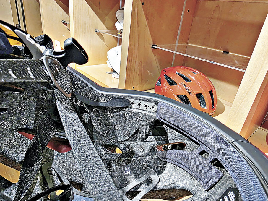 ■單車頭盔多數設有調校系統，能夠微調貼合不同頭形。