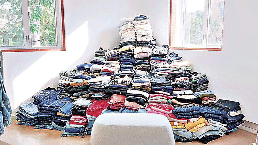 ■極具視覺衝擊力的衣服山。