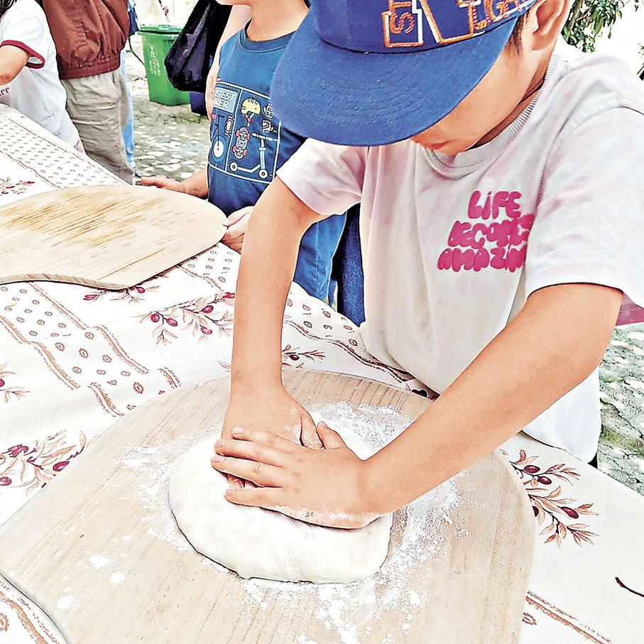 ■自由選擇新鮮有機餡料製作Pizza。