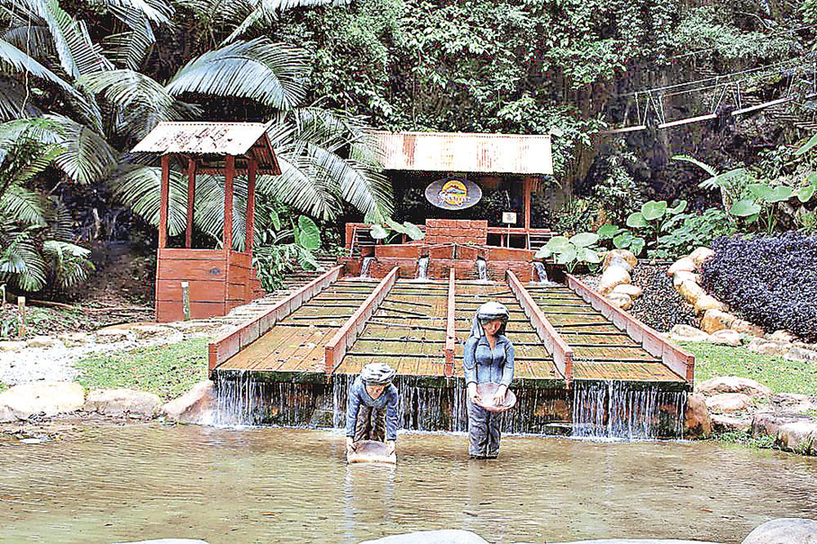 ■昔日怡保人民徒手打撈錫礦。