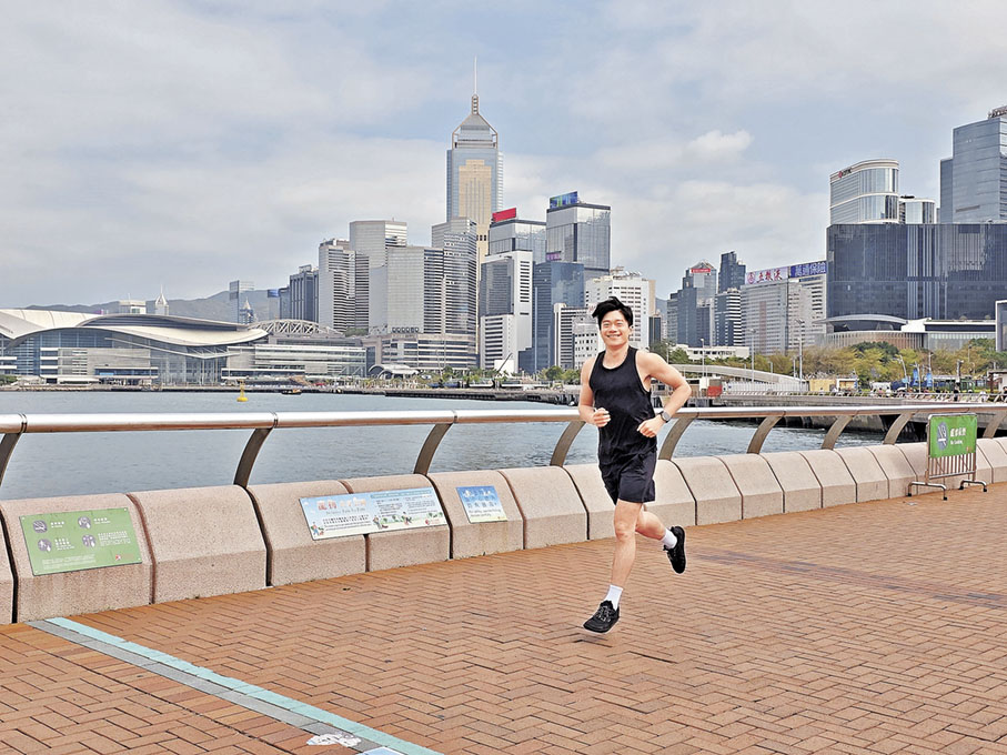 ■柏鴻最愛於中環海濱長廊跑步，恍如為心靈充電。