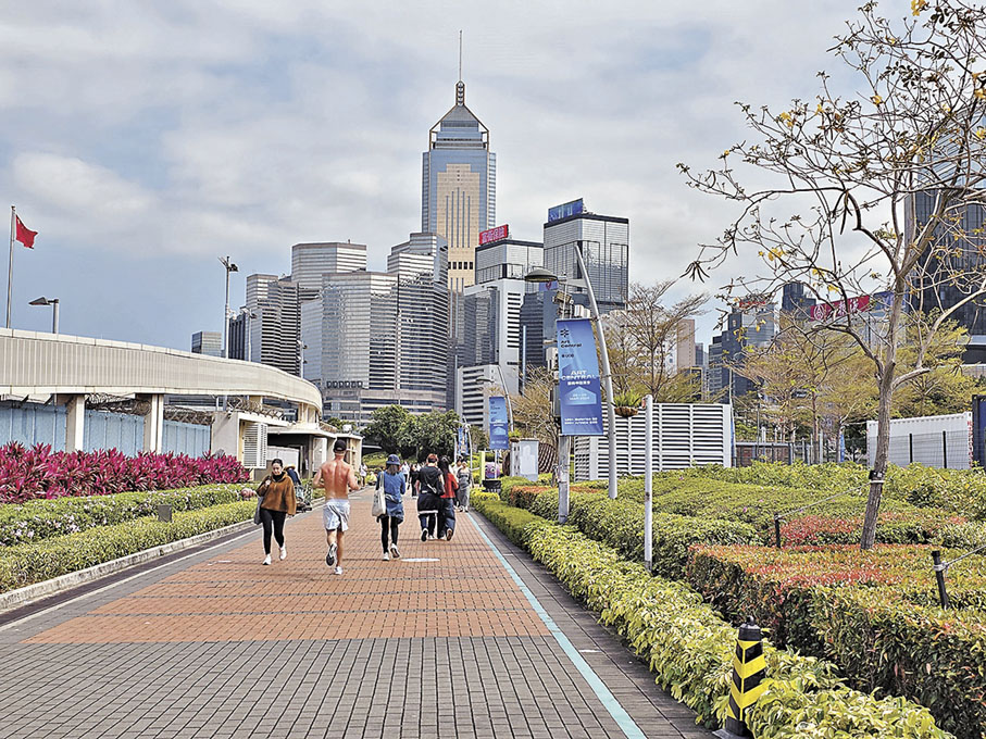 ■中環海濱長廊在高樓大廈環繞中自成悠閒一角。