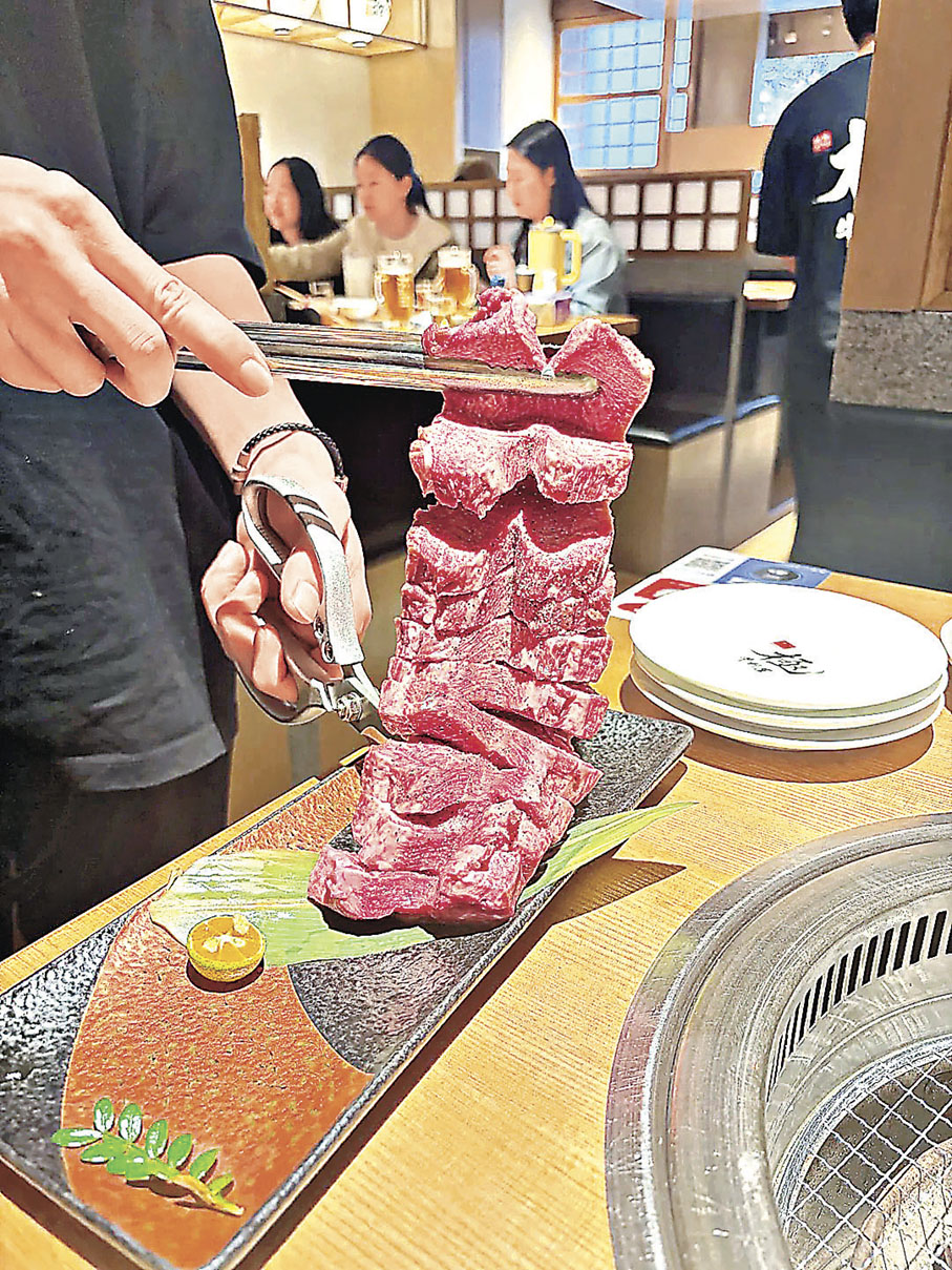 ■巨型牛舌肉質粉嫩，當然要相機食先。  小紅書@QAQ