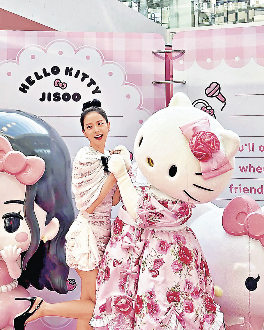 ■Jisoo與Hello Kitty互動超治癒。