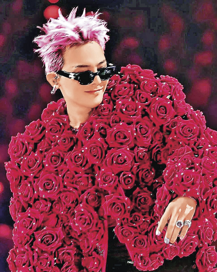 ■G-Dragon玫瑰花造型歌衫。