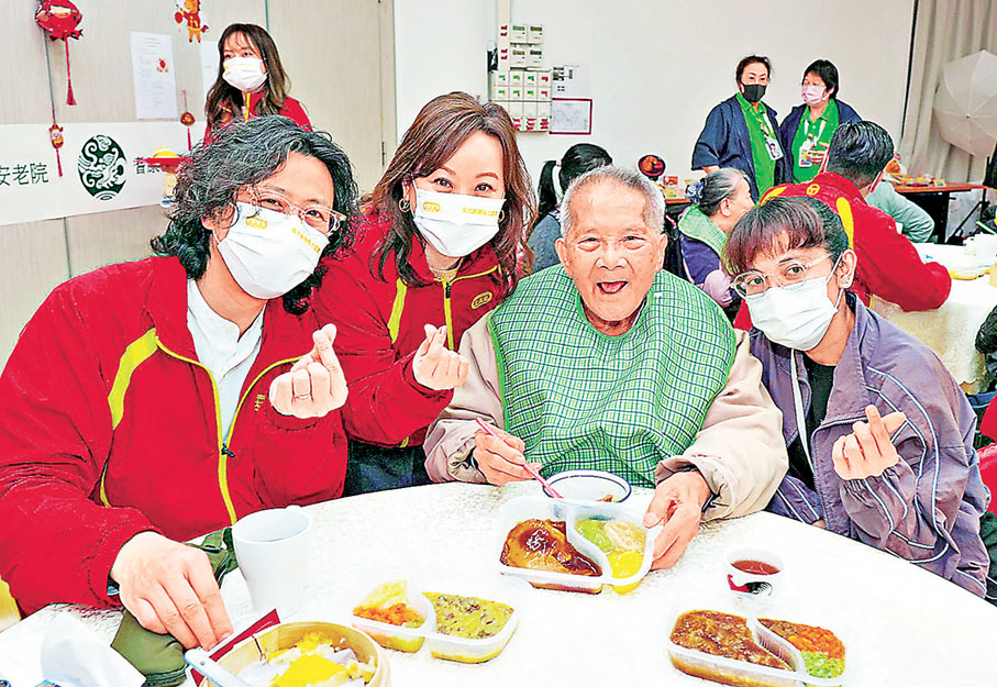 ■大家樂義工隊與長者們分享「食德樂」輕嚥餐點。