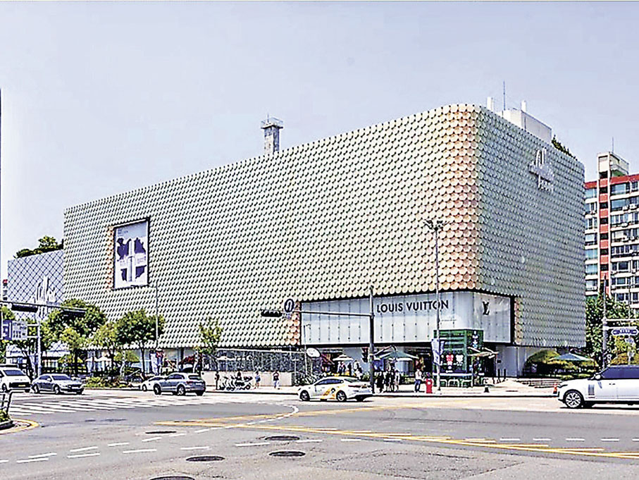 ■the galleria百貨西館外牆由4千多個LED燈組成，十分壯觀。