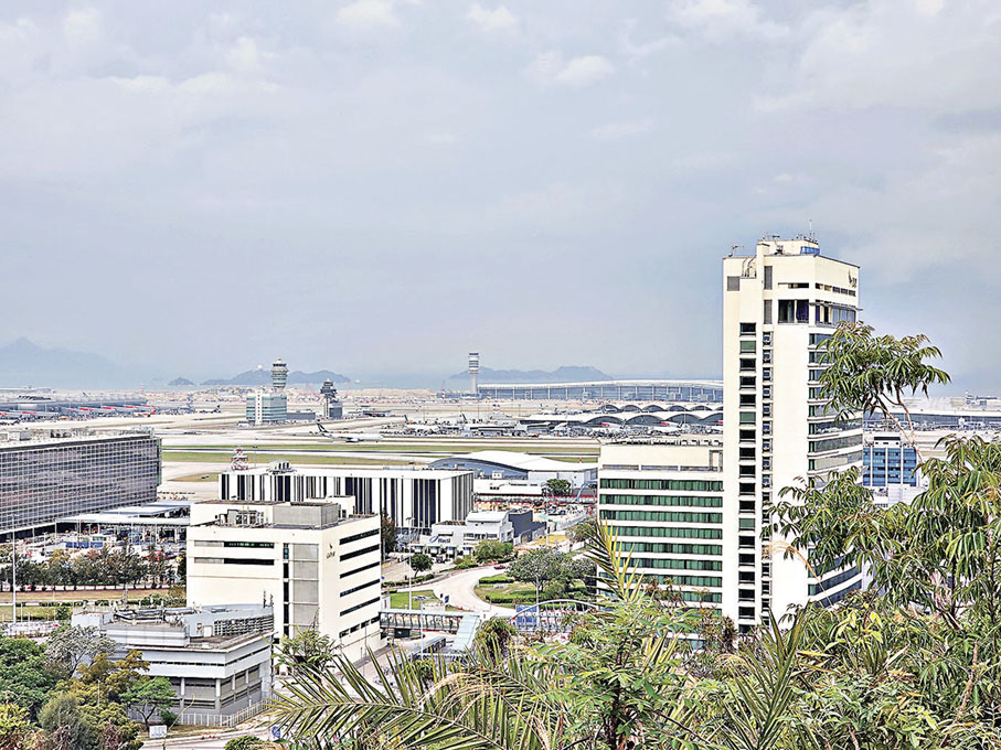 ■觀景山頂可以遙望香港國際機場。