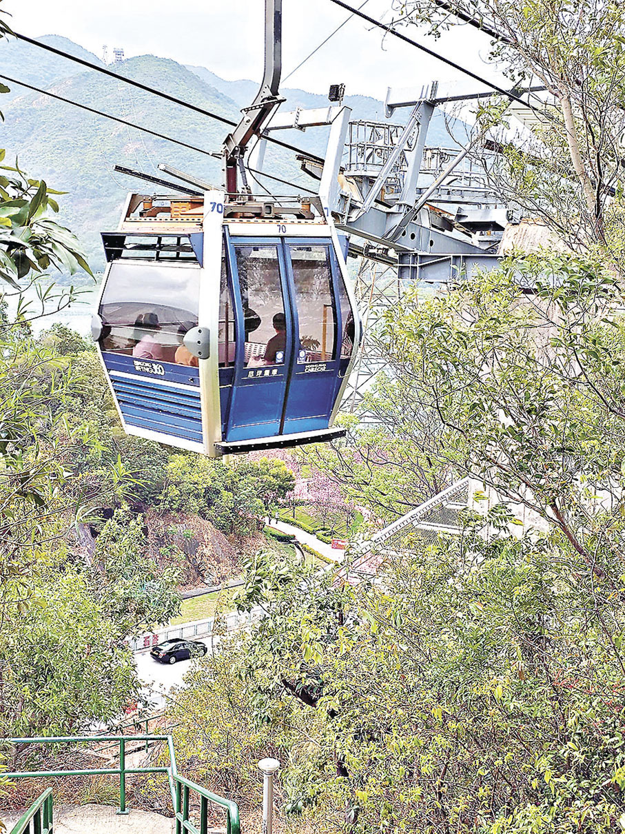 ■登山途中會遇上纜車經過，甚至可以跟遊客打招呼。