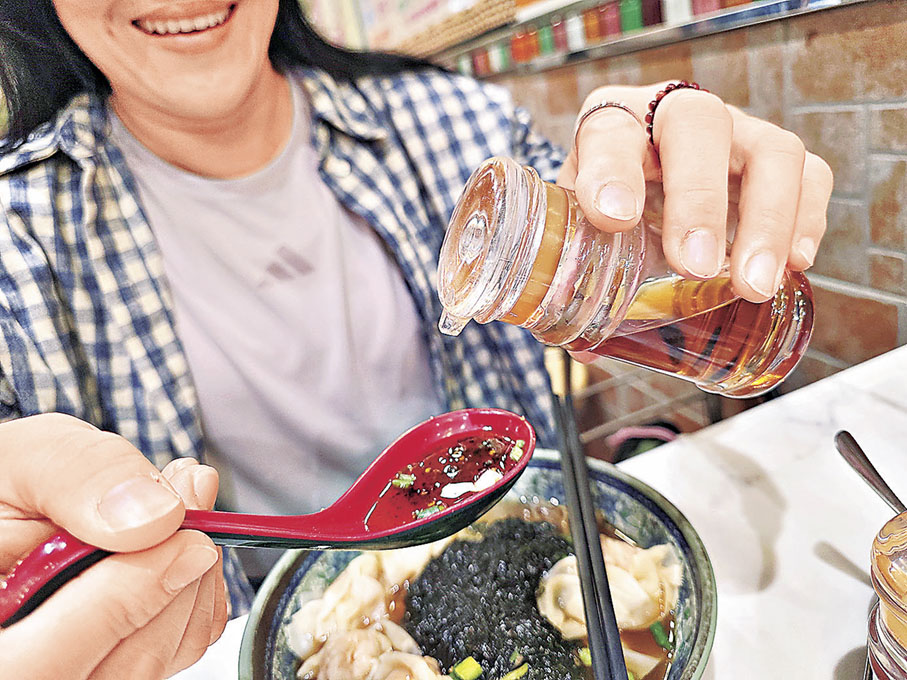 ■自助調味料有余翠怡最愛的魚露。