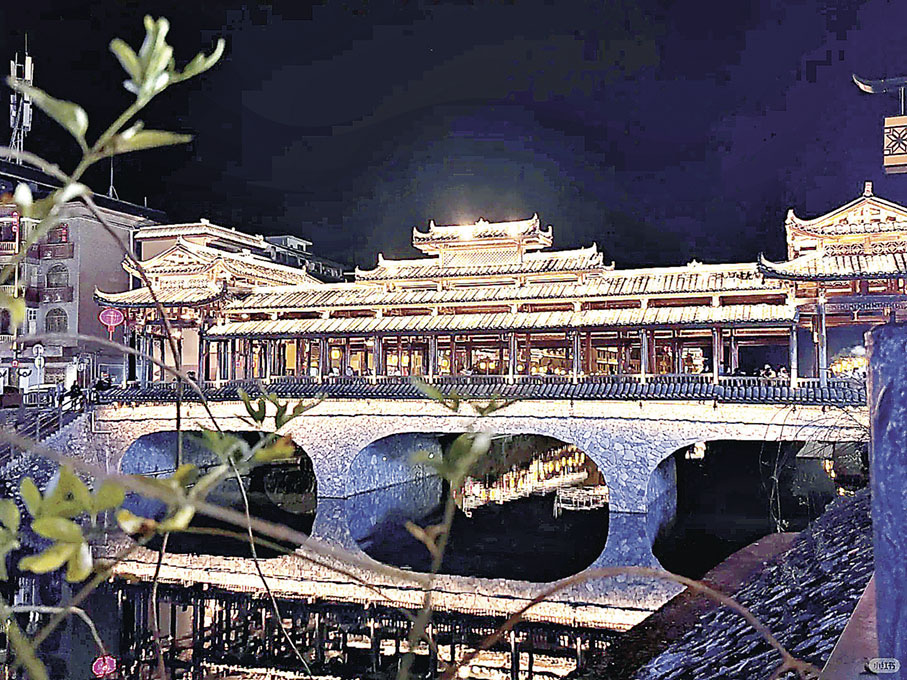■入夜後的洛神谷在燈飾襯托下景色更見醉人。小紅書@Travel
