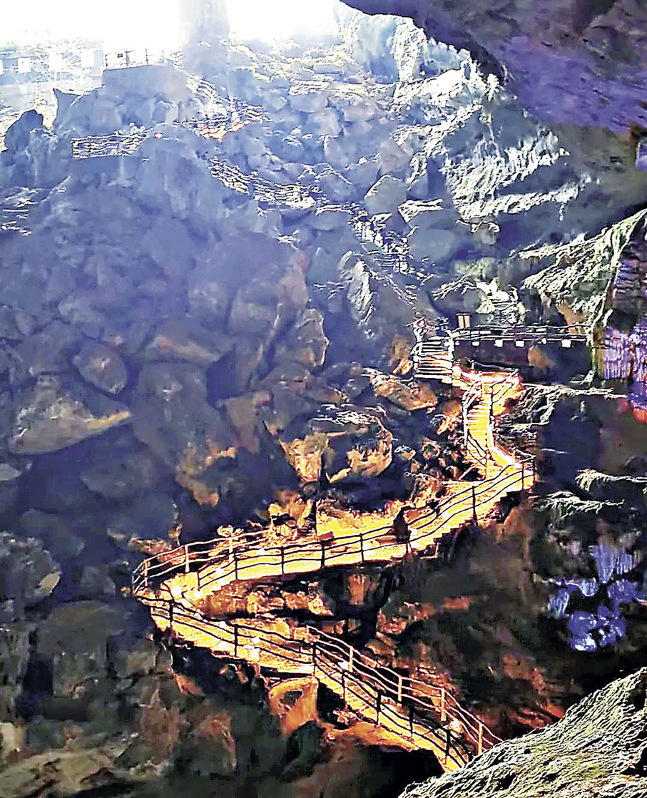 ■地下河的石灰岩溶洞如同地下龍宮。