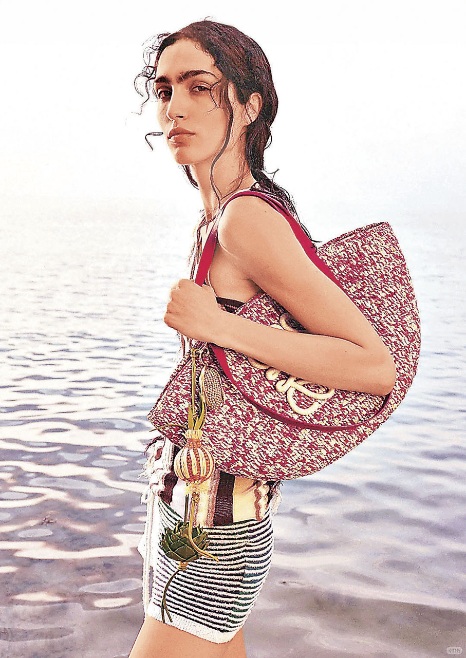 ■LOEWE夏日限定系列充滿度假氣息。