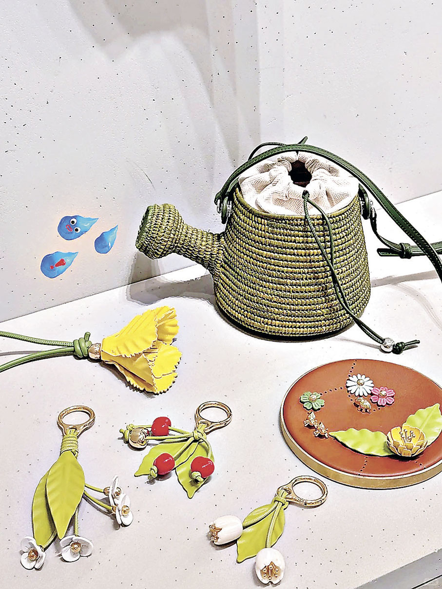 ■LOEWE水桶包款造型特別。