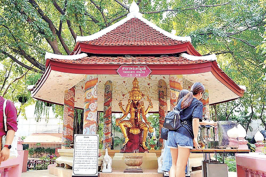 ■三頭象神博物館後方花園供奉三相神，三相神是四面佛、毗濕奴神、濕婆神三神一體。