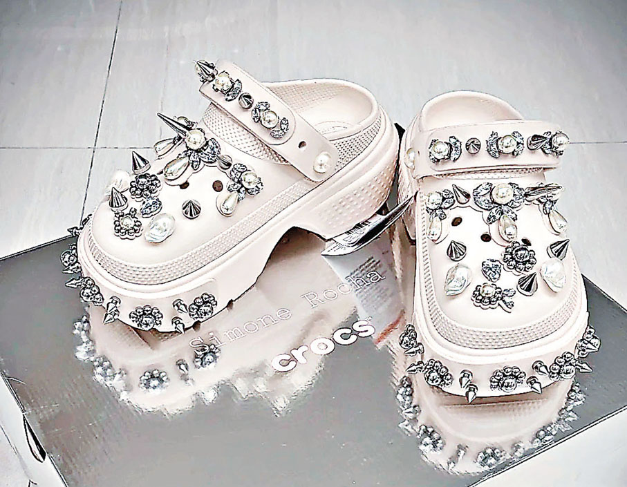 ■IU在劇裏穿的Simone Rocha × Crocs聯名鞋款。