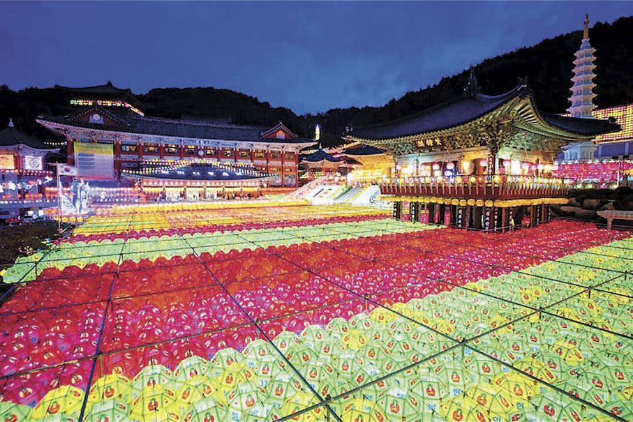 ■三光寺內廣場擺滿密麻麻的五彩燈籠。