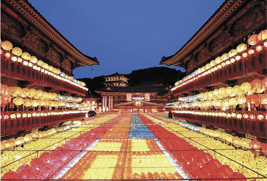 ■三光寺正殿和偏殿及廣場都掛滿了五光十色燈籠。