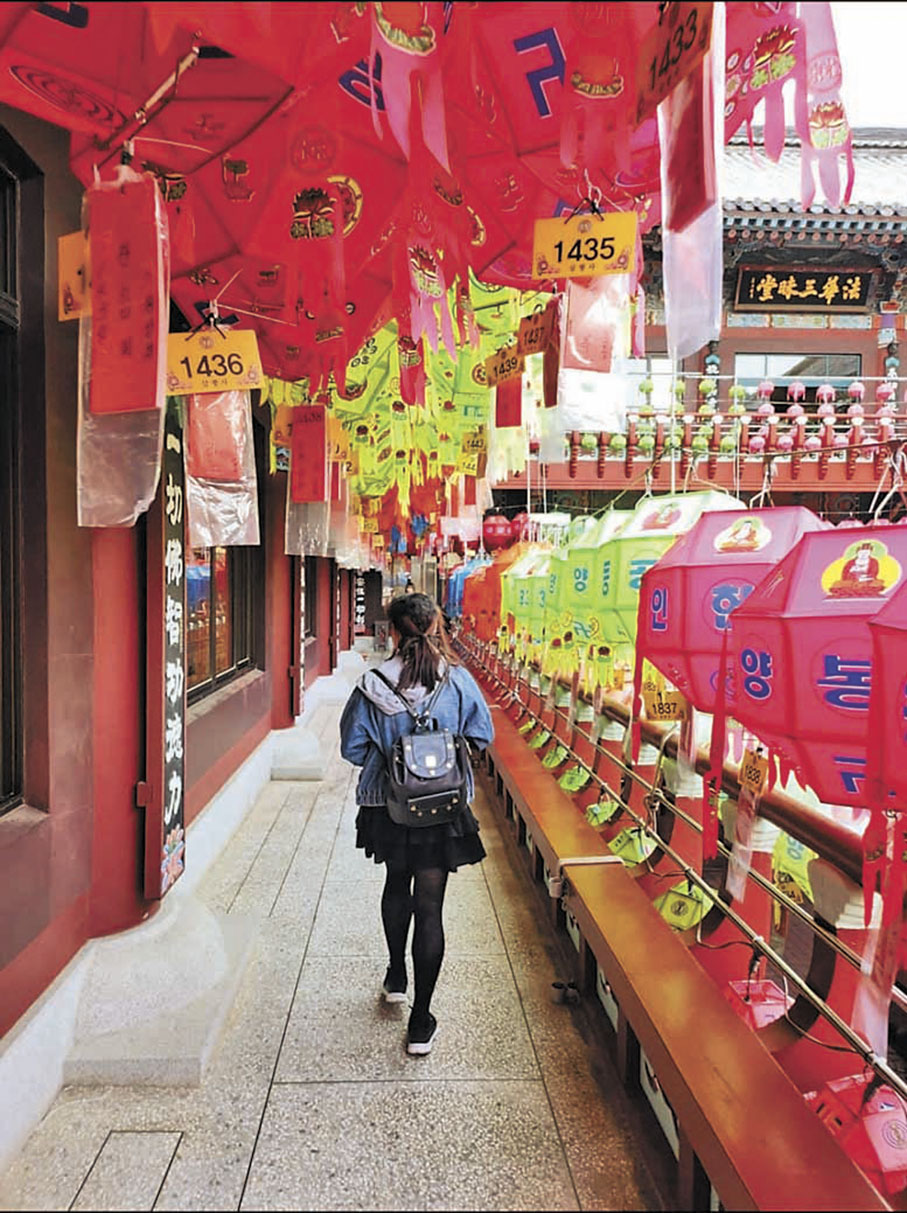 ■三光寺偏殿的彩燈走廊。