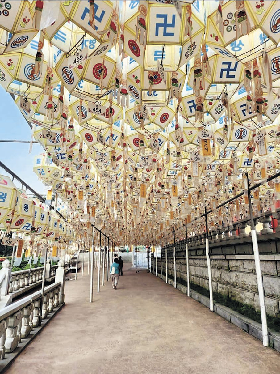 ■通往三光寺地藏殿，掛滿祭祀用的白色燈籠。
