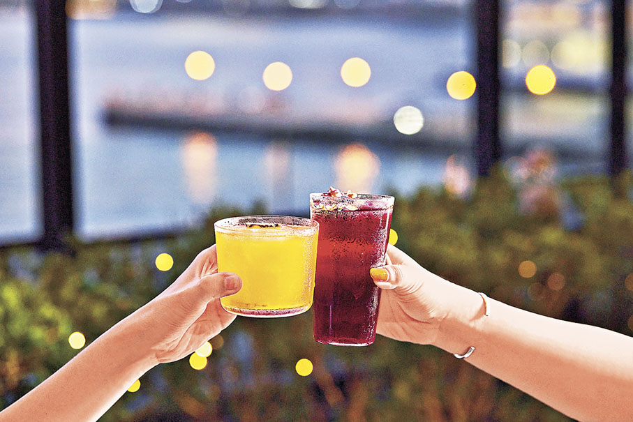 ■愜意碰杯。