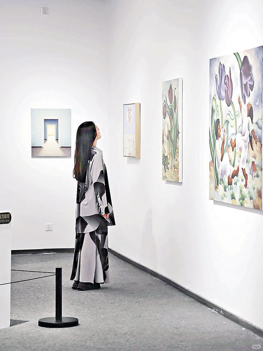 ■藝術展吸引不少女士前來體驗片刻藝術人生。
