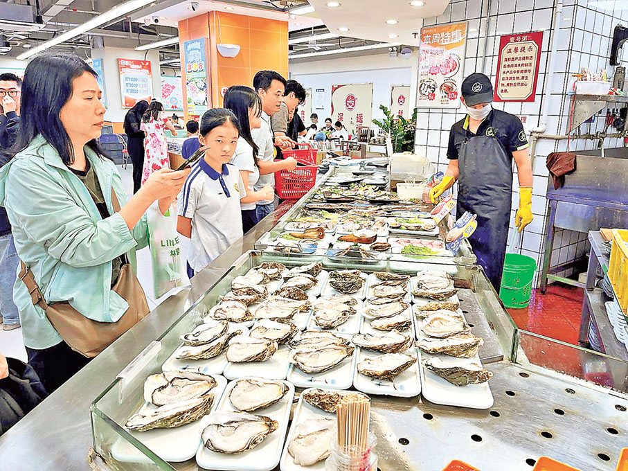 ■食客揀海鮮如同置身街巿檔口，儀式感滿滿。