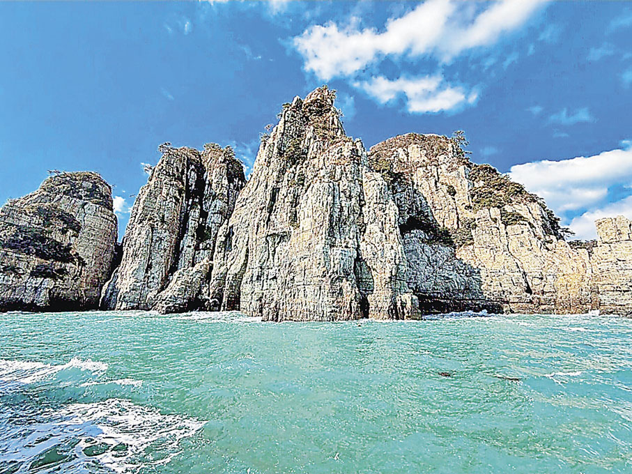 ■有「海上金剛山」之稱的岩石島海金剛。