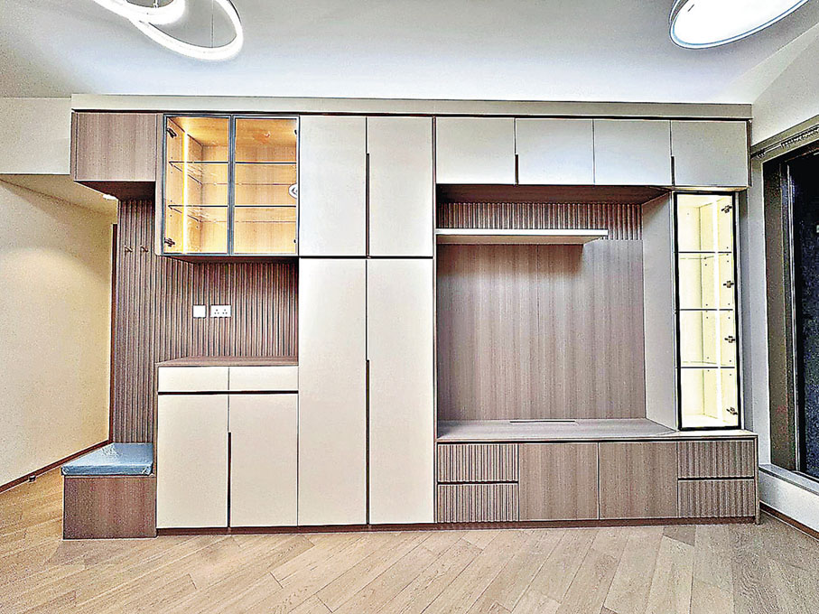 ■客廳主牆將玄關穿鞋榻、鞋櫃、展示高櫃及電視牆完美融為一體。