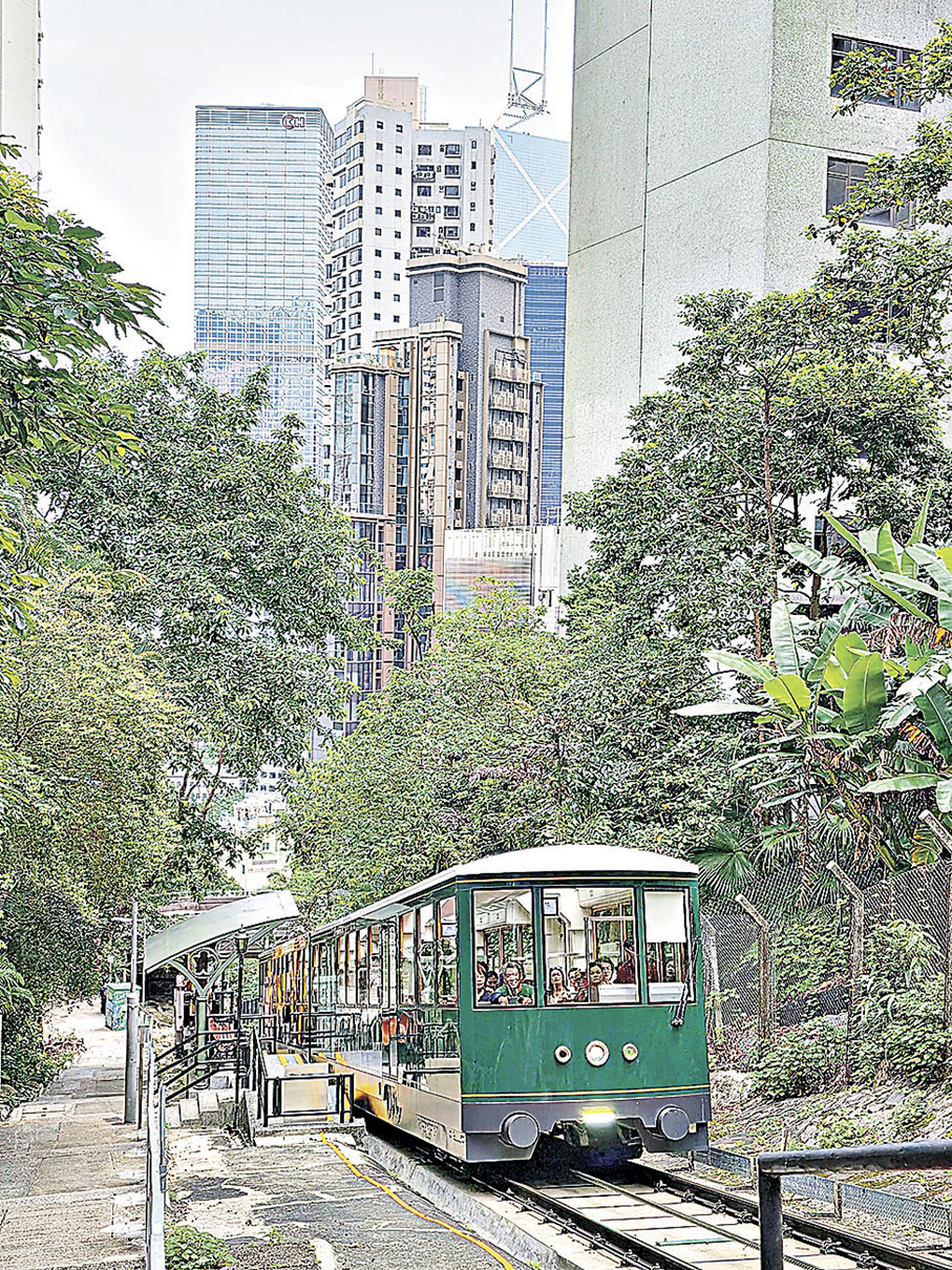■於麥當奴道纜車站回望中環市區景色優美。