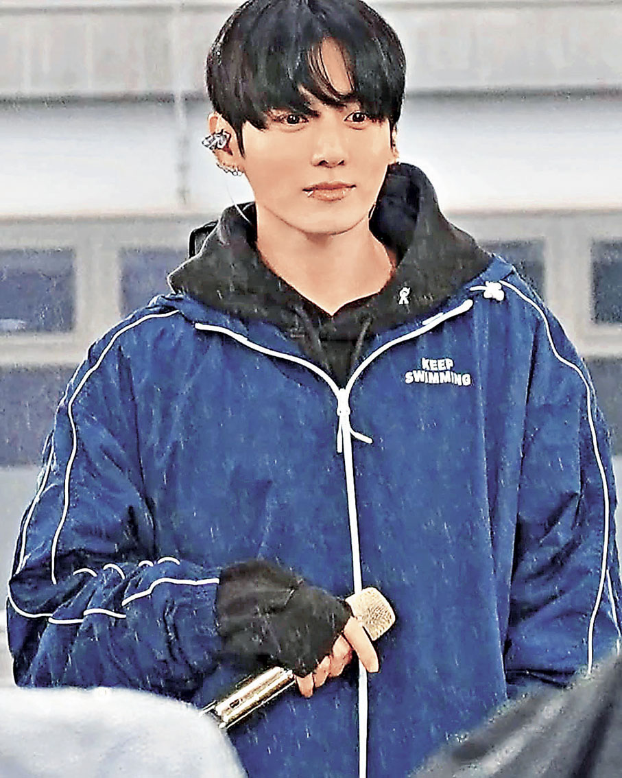 ■Jung Kook身上穿着周邊外套。