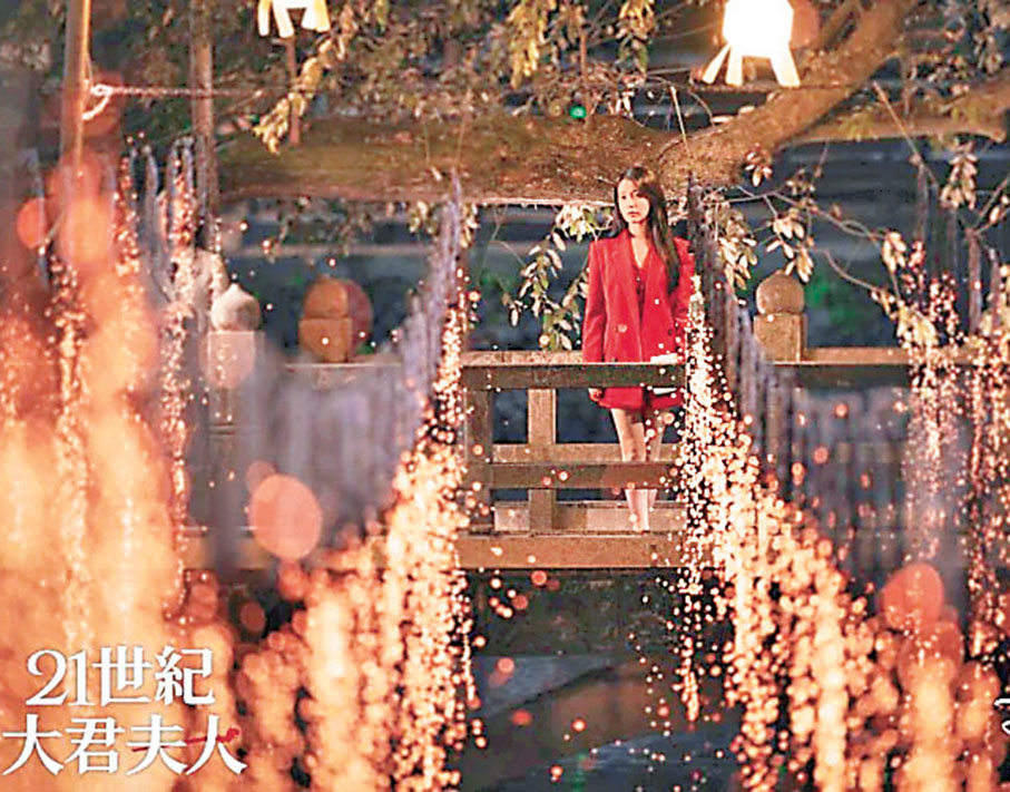 ■韓劇《21世紀大君夫人》女主角IU身處咸安落火節中。    Disney+圖片