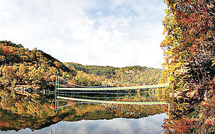 ■入谷郡立公園沿着水庫有條大吊橋，秋天紅葉盛開蔚為奇觀。