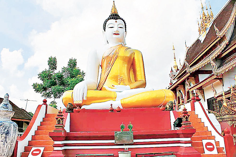 ■蒙天寺戶外大佛佇立在清邁古城北邊的護城河畔。