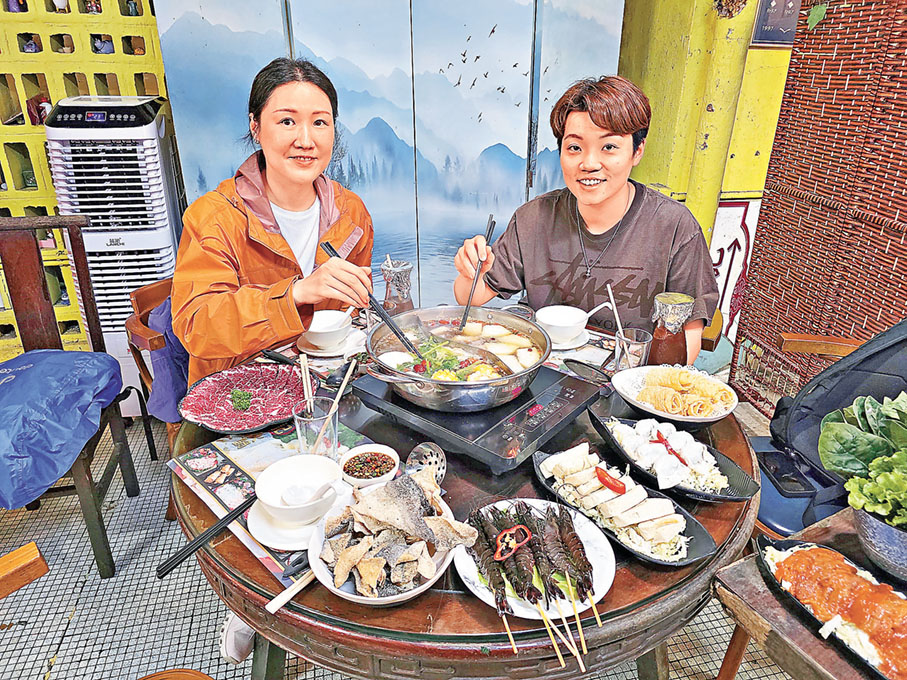 ■杜凱琹（右）與教練張瑞每次於海外比賽後都來盛記打邊爐。