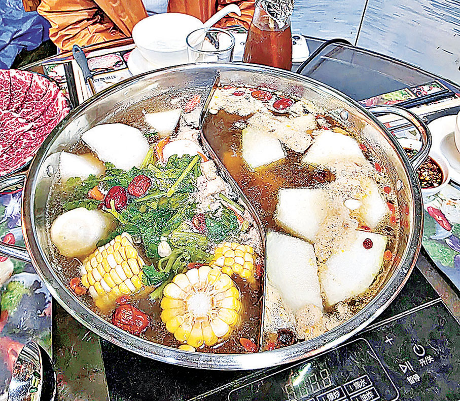 ■冬瓜元貝雞湯（左）及胡椒豬骨湯都是阿杜最愛湯底。