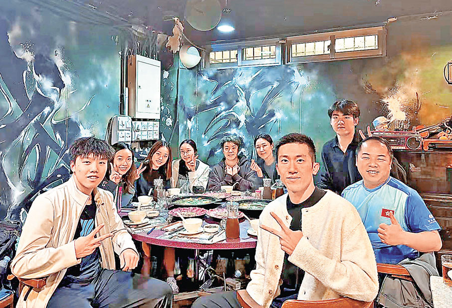 ■港乒於2024年於混合團體世界盃摘銅後，拉隊到盛記慶功。 受訪者提供圖片