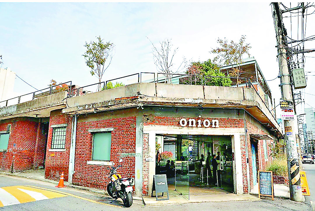 ■Cafe onion外觀像是廢墟中的建築物。