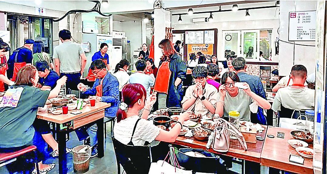 ■祖傳三代馬鈴薯排骨湯店內經常擠滿食客。
