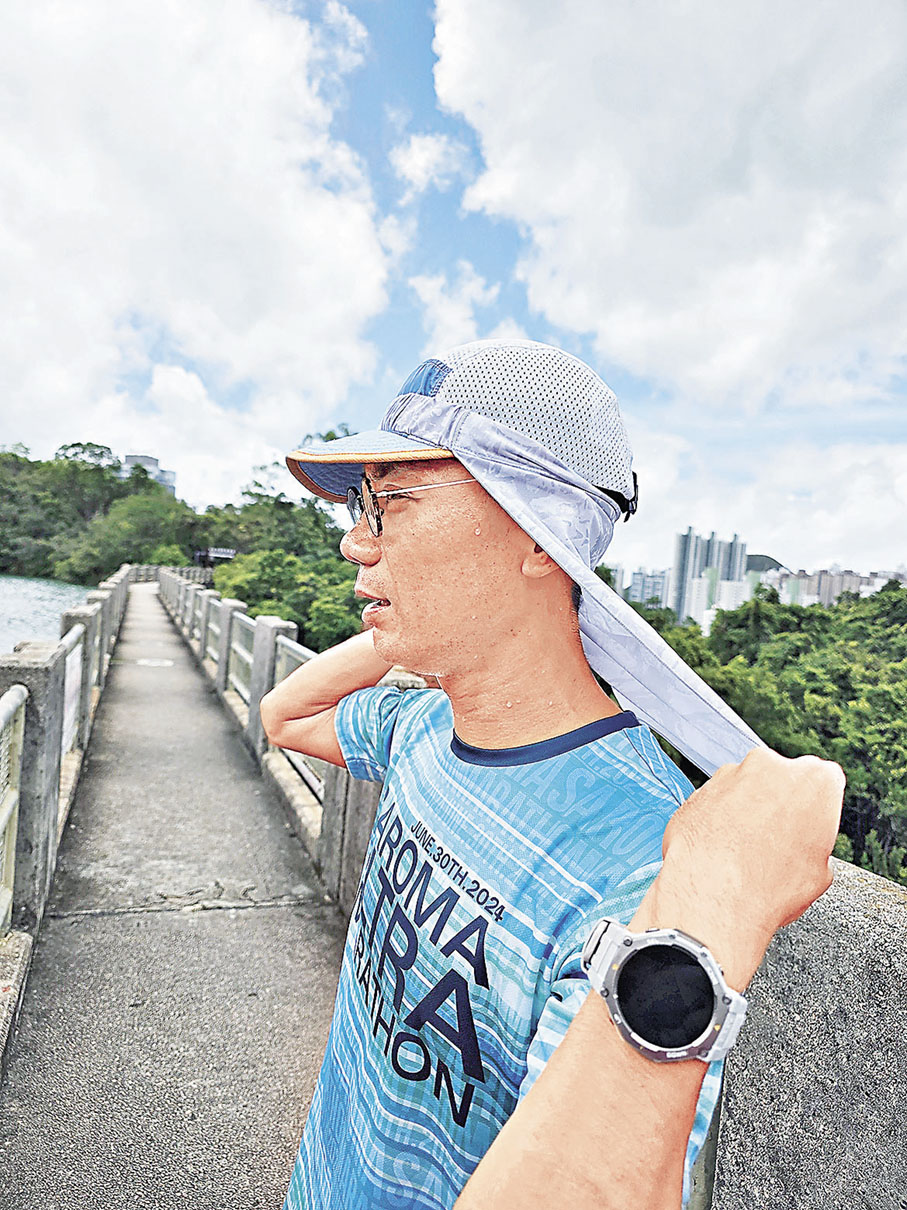 ■外掛式的護頸布方便穿脫，又能保護耳朵與後頸避免曬傷。