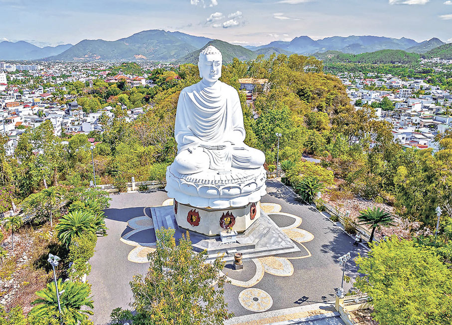 ■龍山寺白色大佛十分壯觀。