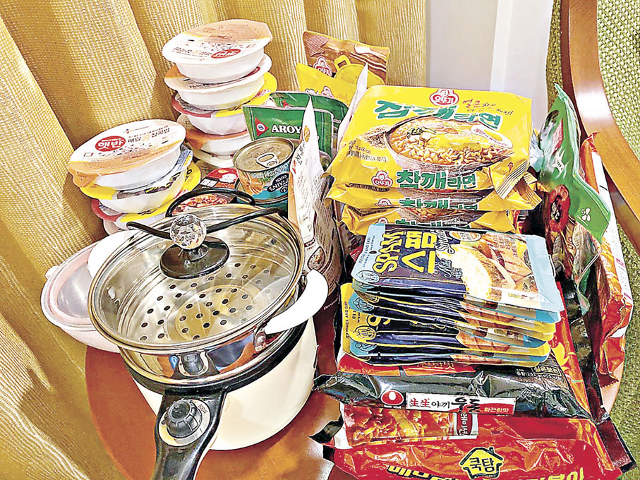 ■雅婷指初次赴印度比賽，行李包括大量微波飯與即食麵。相片由受訪者提供