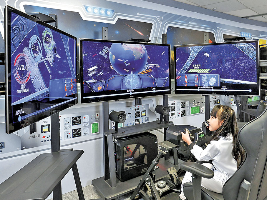 ■手執模擬駕駛器探索宇宙。