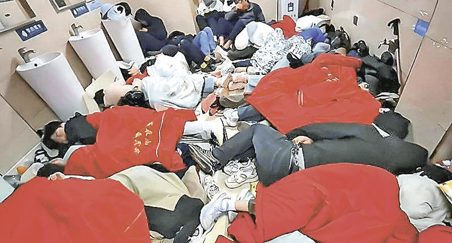 ■去年的國慶黃金周，泰山風景區就因為豪雨令登山客無法下山，紛紛躲進公廁避難。 微博圖片