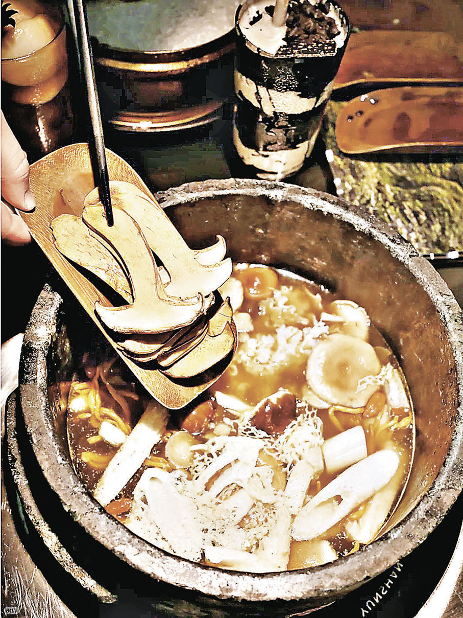 ■名貴野生菌火鍋是雲南人的饕餮盛宴。