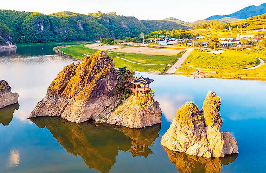 ■島潭三峰屬於風景優美的河畔地標。