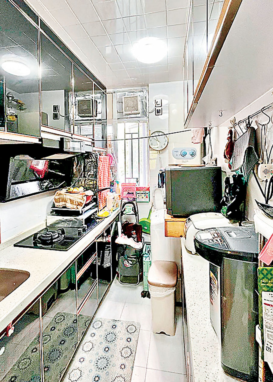 ■長方形廚房廚具和廚櫃充足。