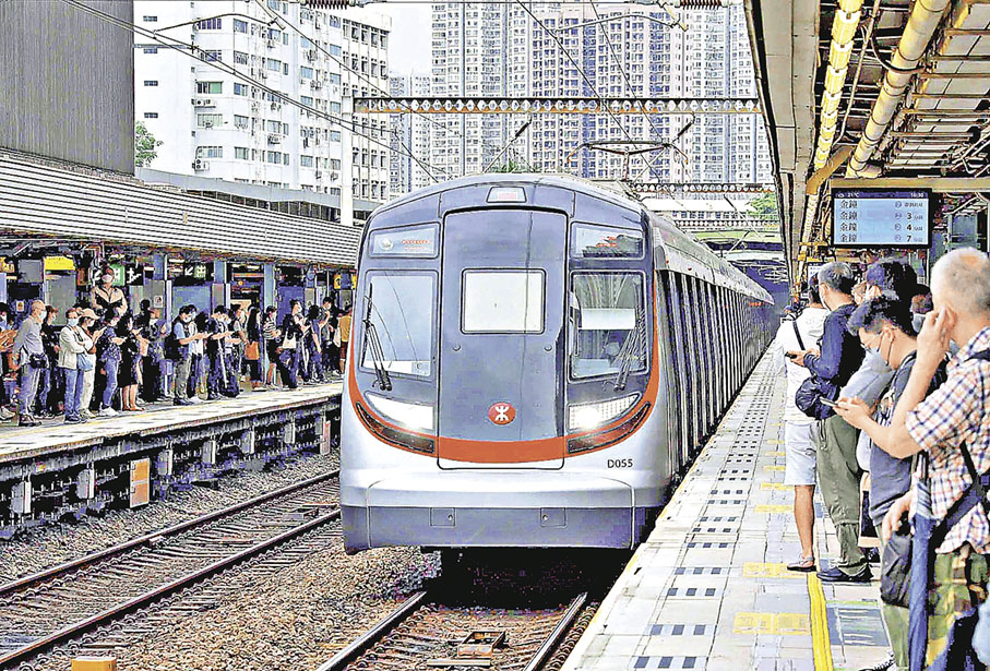 ■港人常搭東鐵線北上。