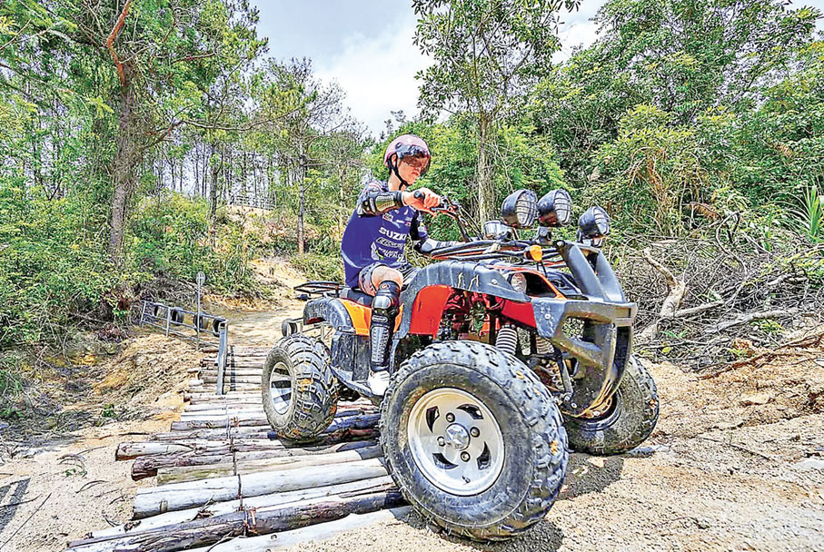 ■體驗山地越野車前會提供安全指導，確保安全。